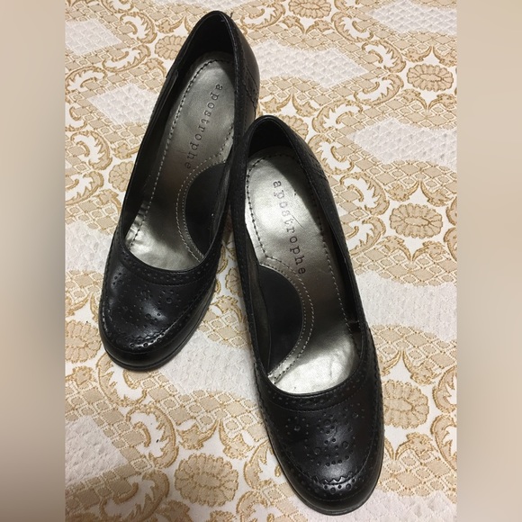 Apostrophe Shoes - Apostrophe Pumps. Black. Size 6 M.